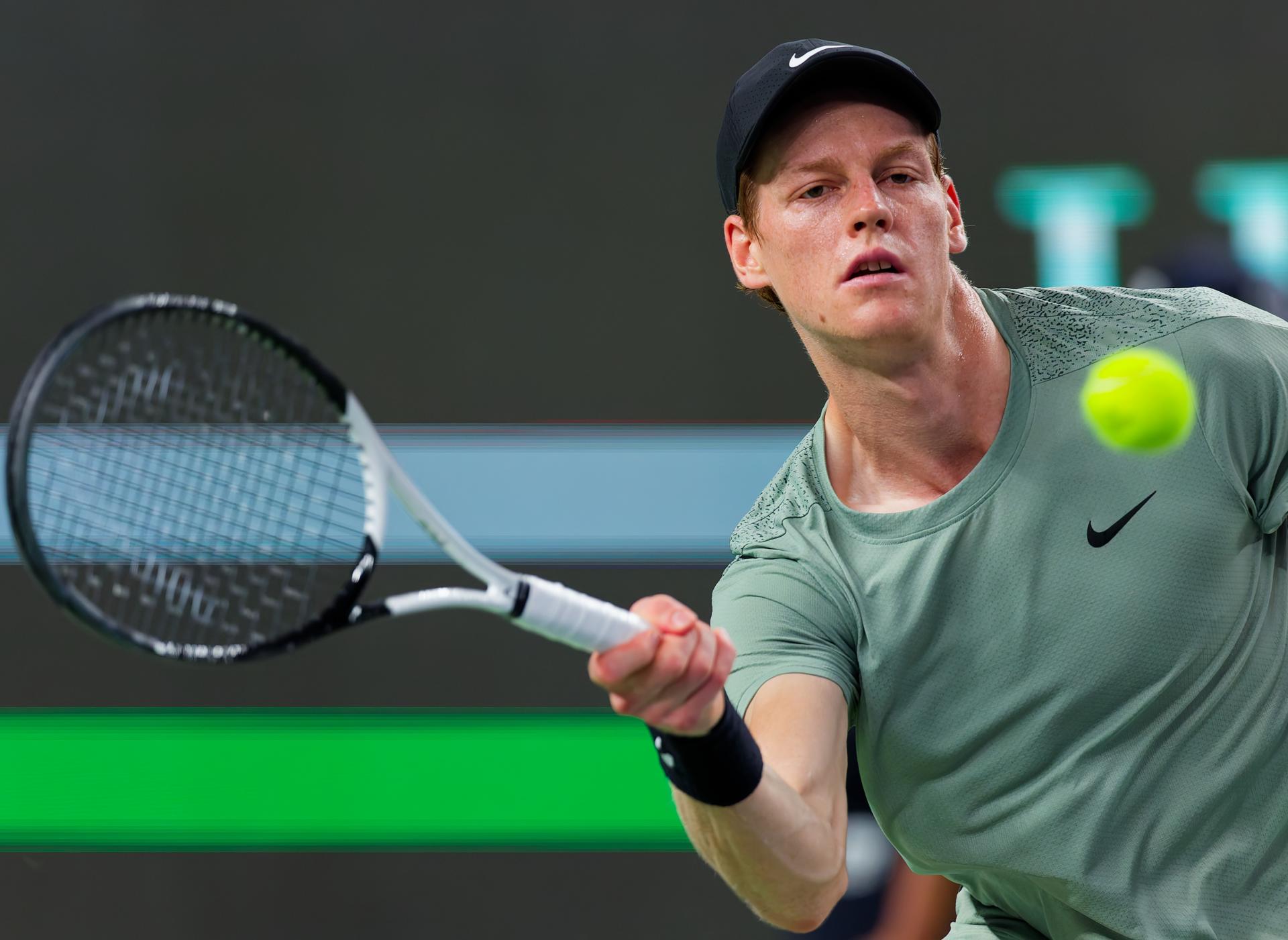 Jannik Sinner durante su partido del Masters 1.000 de Shanghái ante el japonés Taro Daniel. EFE/EPA/ALEX PLAVEVSKI