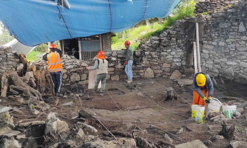 Fotografía difundida por el Ministerio de Cultura de arqueólogos trabajando en la ciudadela preincaica de Kuélap, ubicada en la región peruana Amazonas y construida por la cultura Chachapoyas. EFE/ Ministerio De Cultura