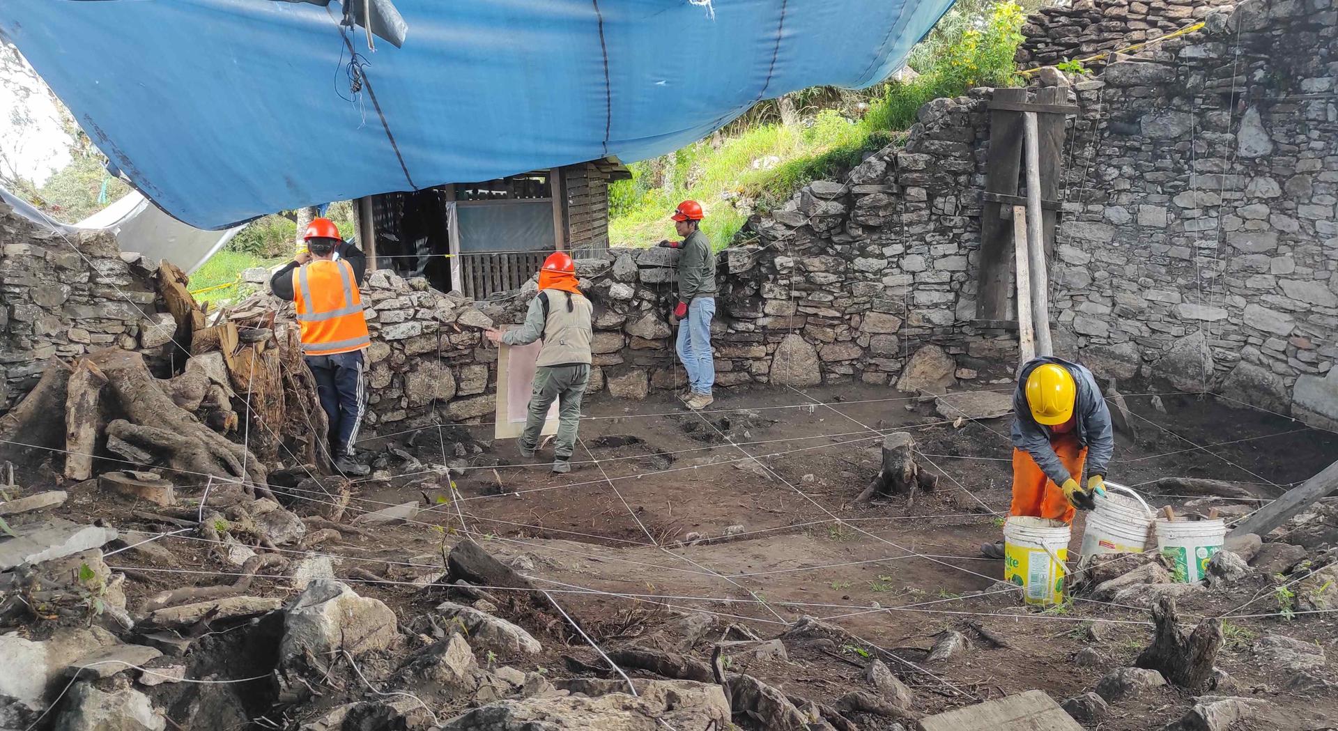 Fotografía difundida por el Ministerio de Cultura de arqueólogos trabajando en la ciudadela preincaica de Kuélap, ubicada en la región peruana Amazonas y construida por la cultura Chachapoyas. EFE/ Ministerio De Cultura