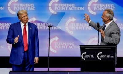 Fotografía de archivo del expresidente estadounidense y candidato presidencial republicano Donald Trump (izq.) junto al excandidato presidencial Robert F. Kennedy Jr. (der.) en el mitin de campaña de Turning Point PAC en el Gas South Arena, en Duluth, Georgia, EE.UU., el 23 de octubre de 2024.EFE/EPA/Erik S. Lesser