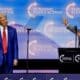 Fotografía de archivo del expresidente estadounidense y candidato presidencial republicano Donald Trump (izq.) junto al excandidato presidencial Robert F. Kennedy Jr. (der.) en el mitin de campaña de Turning Point PAC en el Gas South Arena, en Duluth, Georgia, EE.UU., el 23 de octubre de 2024.EFE/EPA/Erik S. Lesser