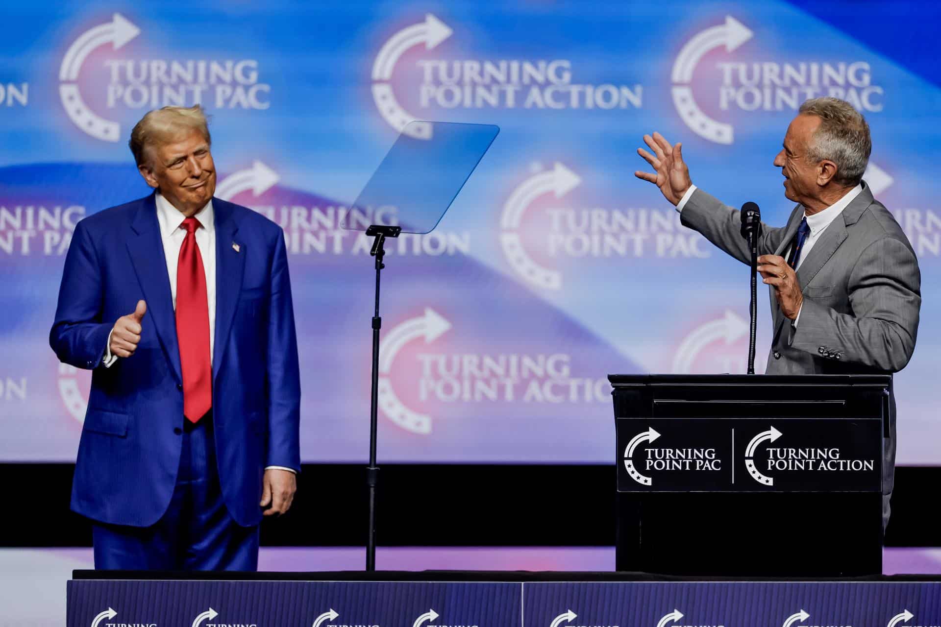 Fotografía de archivo del expresidente estadounidense y candidato presidencial republicano Donald Trump (izq.) junto al excandidato presidencial Robert F. Kennedy Jr. (der.) en el mitin de campaña de Turning Point PAC en el Gas South Arena, en Duluth, Georgia, EE.UU., el 23 de octubre de 2024.EFE/EPA/Erik S. Lesser