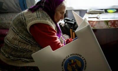 Una anciana deposita su voto en la ciudad moldava de Hrusevo durante la jornada de celebración de las elecciones presidenciales y el referéndum sobre el ingreso de Moldavia en la Unión Europea. EFE/EPA/Dumitru Doru