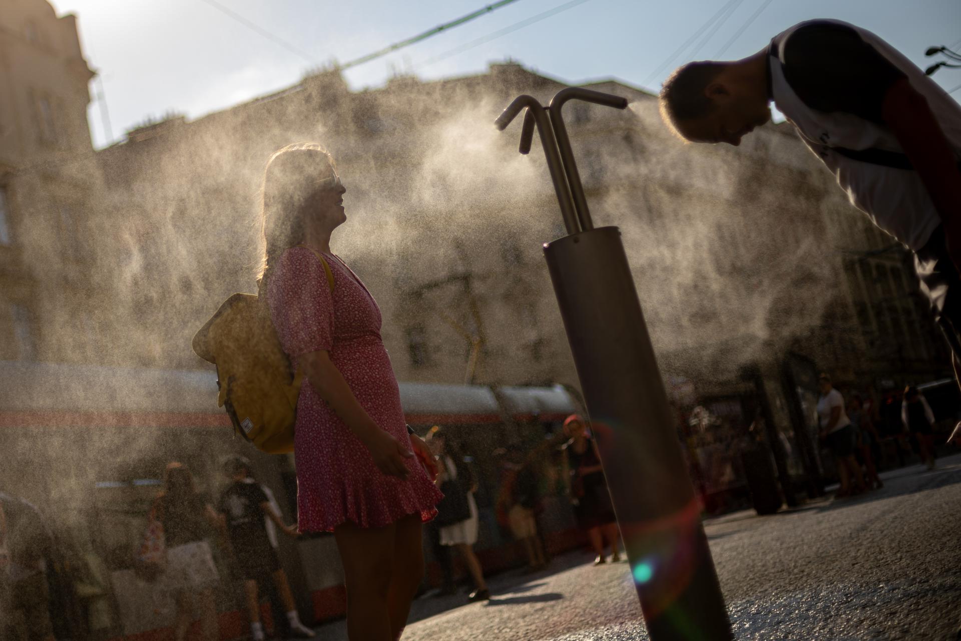 Personas se refrescan en Praga (R. Checa) en un día de calor este septiembre, en una imagen de archivo. EFE/EPA/MARTIN DIVISEK