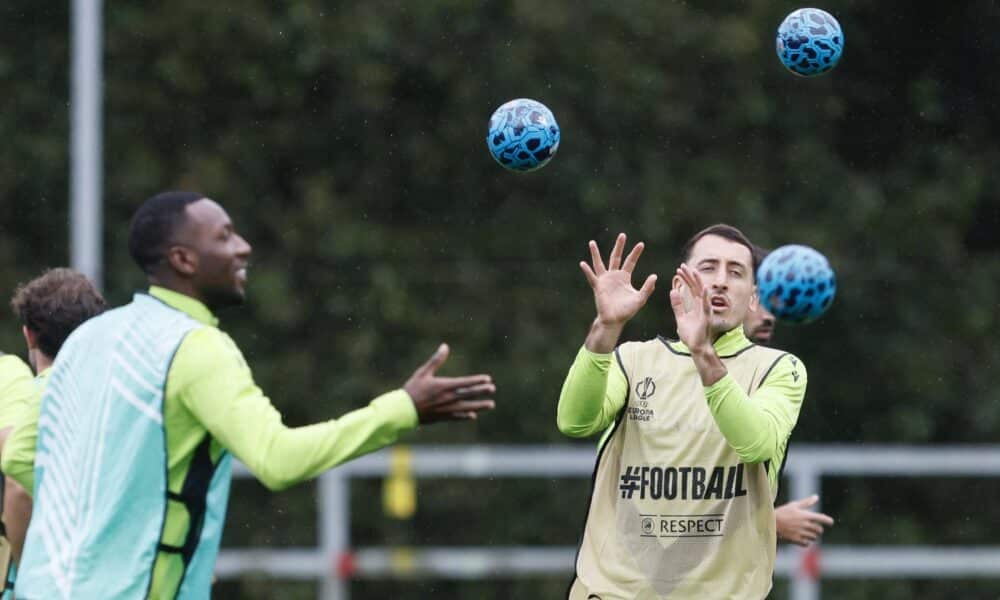 Mikel Oyarzaba(d) y Sheraldo Becker(i) calientan durante el entrenamiento que la Real Sociedad ha celebrado este miércoles en San Sebastián. EFE/Javi Colmenero