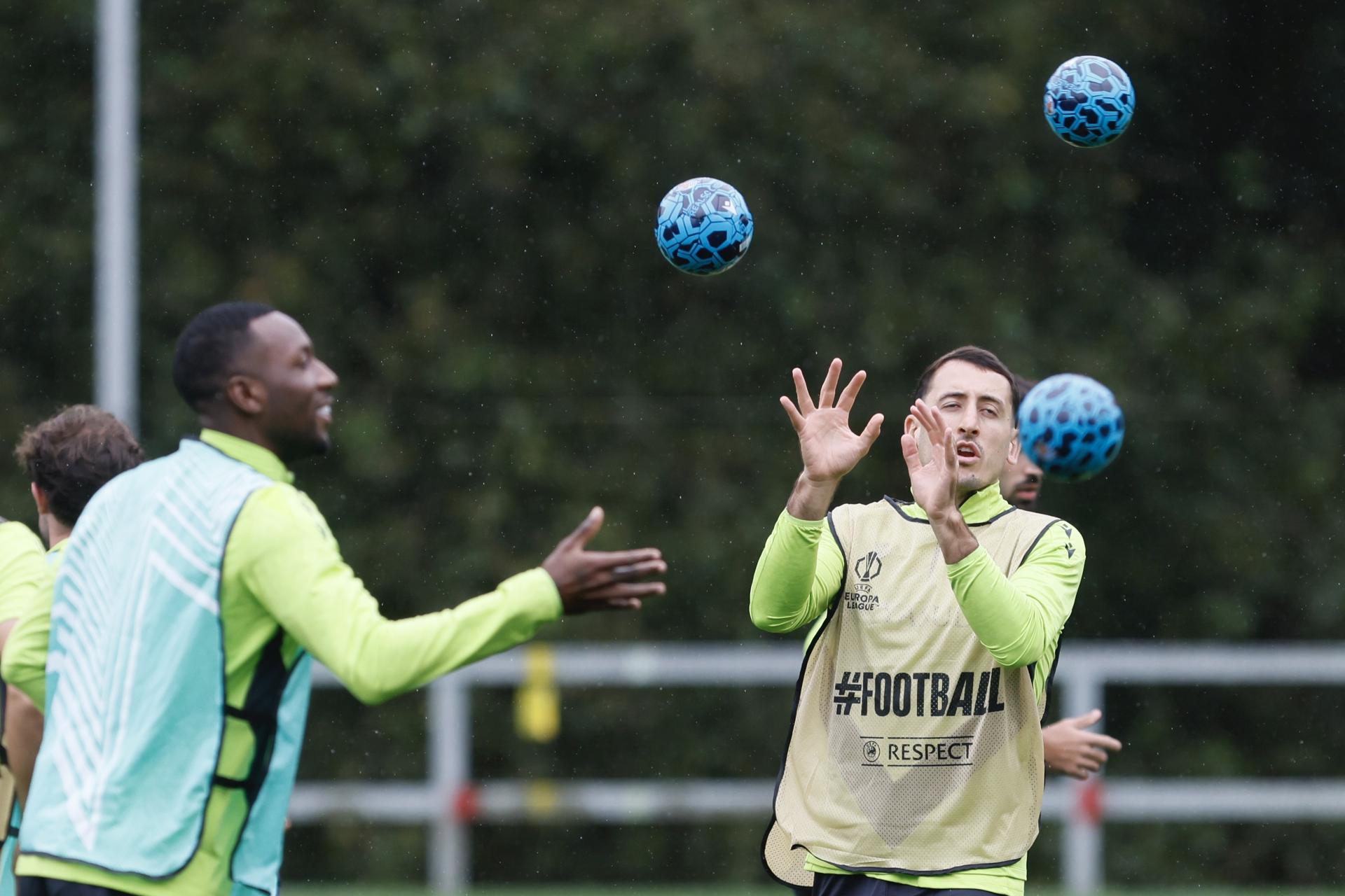 Mikel Oyarzaba(d) y Sheraldo Becker(i) calientan durante el entrenamiento que la Real Sociedad ha celebrado este miércoles en San Sebastián. EFE/Javi Colmenero