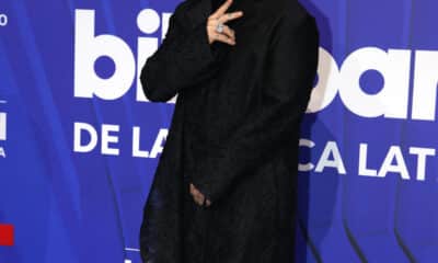 El cantante J Balvin posa en la alfombra azul de los premios Billboard de la Música Latina, este jueves en el Jackie Gleason Theatre, en Miami Beach (Estados Unidos). EFE/ Marlon Pacheco