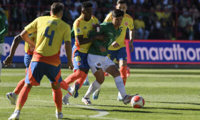 Miguel Terceros (d) de Bolivia disputa el balón con Cristian Alexis Borja (c) de Colombia en un partido de las eliminatorias sudamericanas para el Mundial de 2026. EFE/ Jorge Abrego