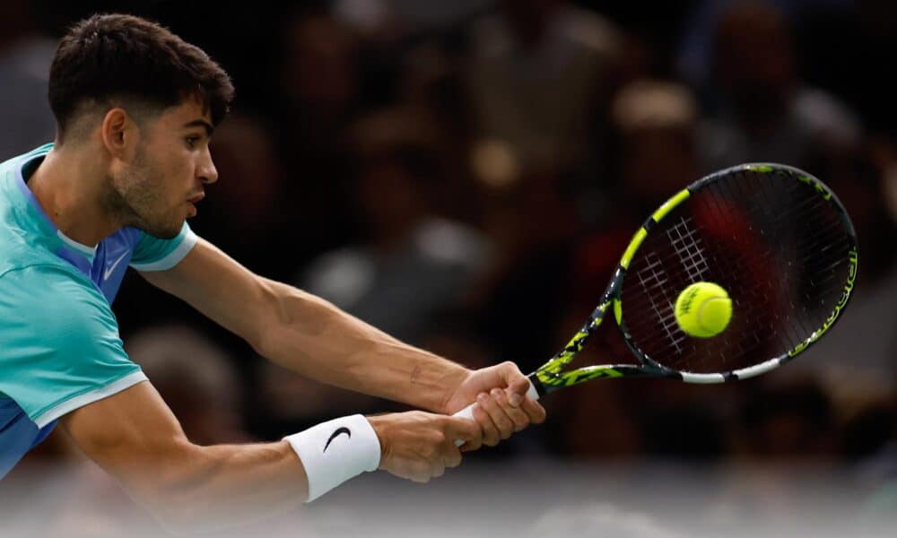 Trabajado debut del español Carlos Alcaraz en el Masters 1.000 de París, el que cierra la temporada ATP, contra el chileno Nicolás Jarry, que le puso las cosas difíciles pero que acabó cediendo por 7-5 y 6-1 y le abrió las puertas de los octavos de final. EFE/EPA/Mohammed Badra