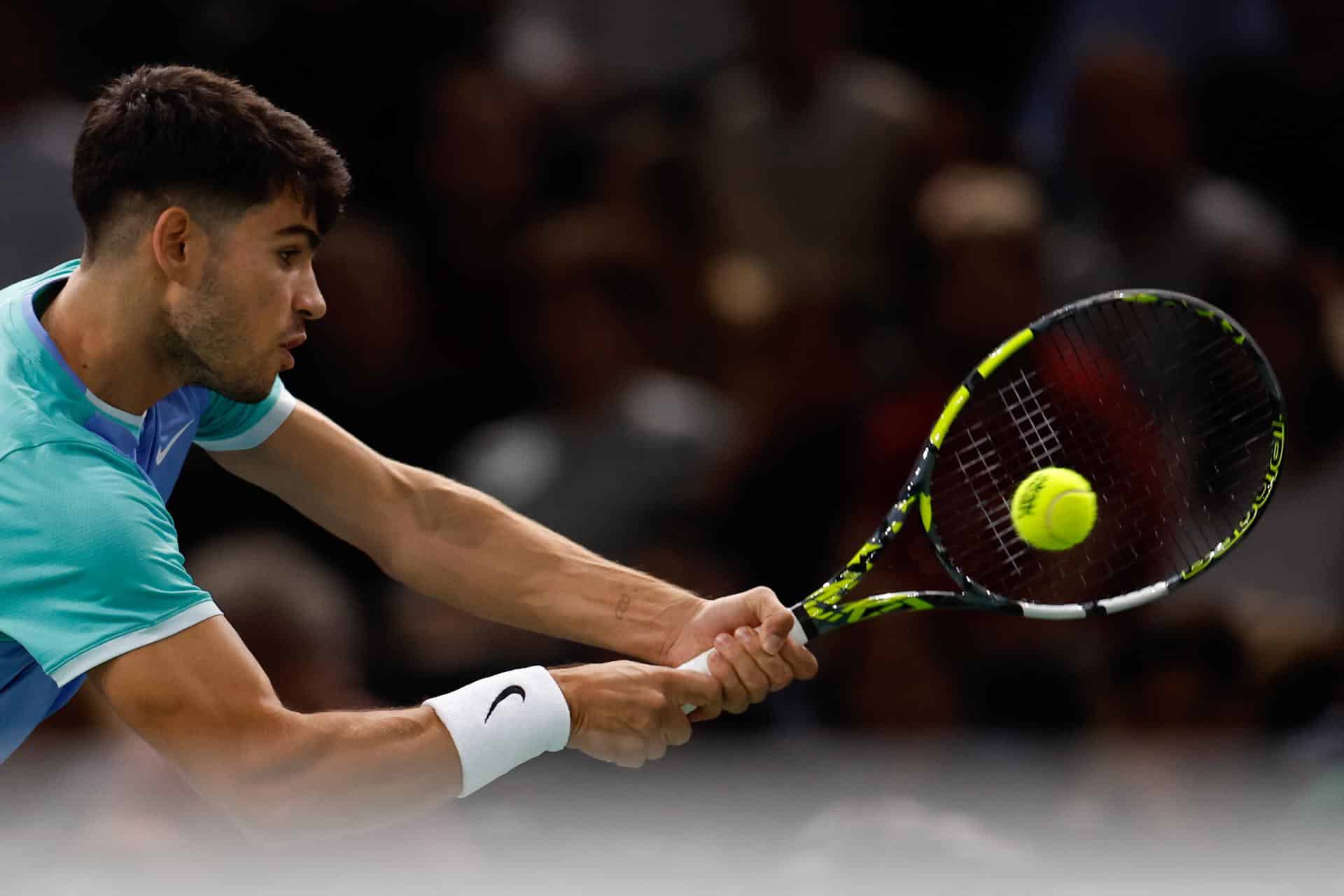 Trabajado debut del español Carlos Alcaraz en el Masters 1.000 de París, el que cierra la temporada ATP, contra el chileno Nicolás Jarry, que le puso las cosas difíciles pero que acabó cediendo por 7-5 y 6-1 y le abrió las puertas de los octavos de final. EFE/EPA/Mohammed Badra