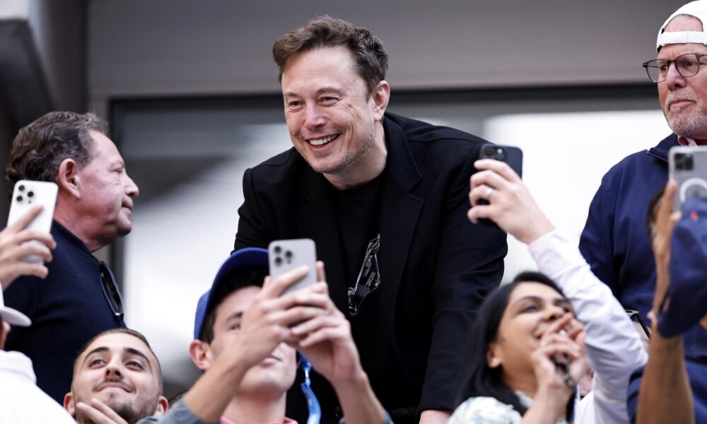 Fotografía de archivo del empresario Elon Musk (C) en el partido final masculino del Campeonato Abierto de Tenis de Estados Unidos, en el Centro Nacional de Tenis Billie Jean King de la USTA en Flushing Meadows, Nueva York, EE. UU., 08 de septiembre de 2024. EFE/EPA/Cj Gunther