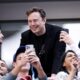 Fotografía de archivo del empresario Elon Musk (C) en el partido final masculino del Campeonato Abierto de Tenis de Estados Unidos, en el Centro Nacional de Tenis Billie Jean King de la USTA en Flushing Meadows, Nueva York, EE. UU., 08 de septiembre de 2024. EFE/EPA/Cj Gunther