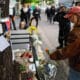 Una mujer coloca flores frente al hotel donde falleció el exintegrante de la banda One Direction, Liam Payne, este jueves, en la ciudad de Buenos Aires (Argentina). EFE/ Juan Ignacio Roncoroni