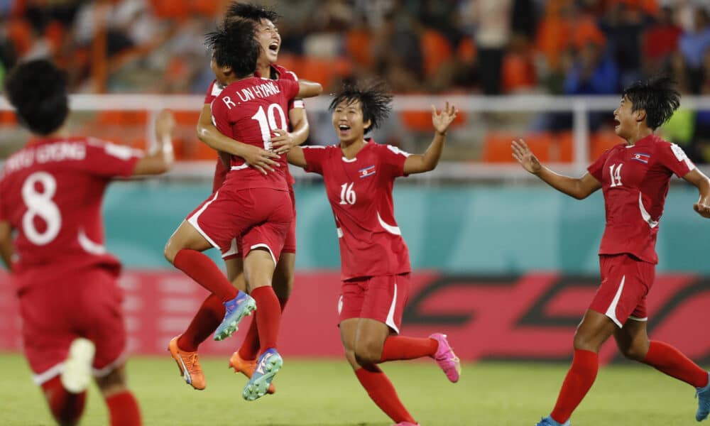 Jugadoras de Corea del Norte celebran un gol de Un-Hyang Ro en un partido por la semifinal de la Copa Mundial Femenina sub-17. EFE/ Diana Sánchez