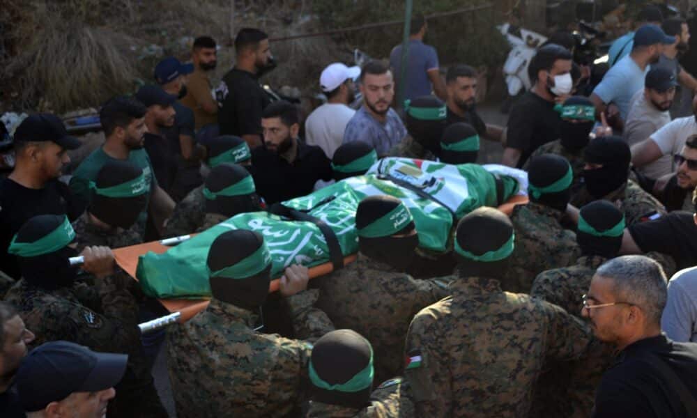 Miembros del grupo islamista Hamas asisten al funeral de alto cargo de las brigadas Al Qasam Saeed Atallah Ali, su esposa y dos hijas en, in Tripoli, en el norte del Líbano. EFE/EPA/STRINGER