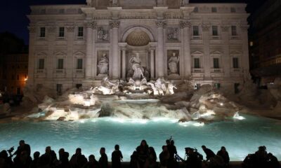 Turistas contemplan la Fontana de Trevi, en Roma, iluminada de noche. EFE/Alessandro Di Meo/Archivo