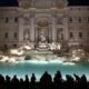 Turistas contemplan la Fontana de Trevi, en Roma, iluminada de noche. EFE/Alessandro Di Meo/Archivo