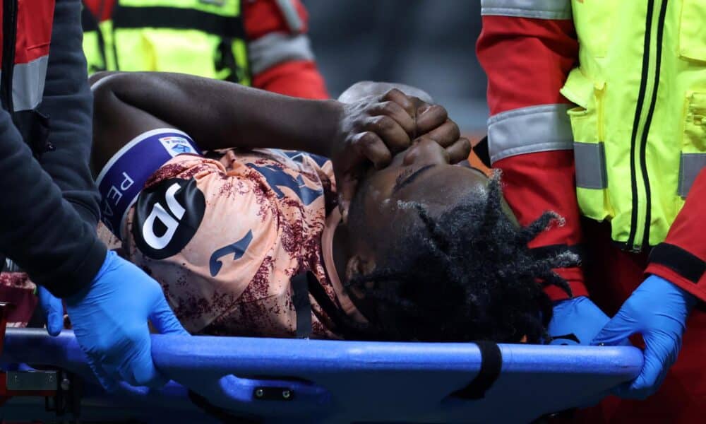 El colombiano Duván Zapata, capitán del Torino, sustituido ante el Inter por una lesión en la rodilla izquierda. EFE/EPA/MATTEO BAZZI