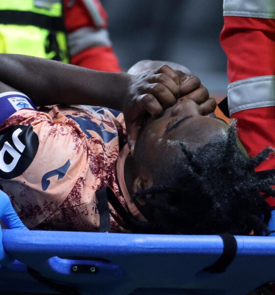 El colombiano Duván Zapata, capitán del Torino, sustituido ante el Inter por una lesión en la rodilla izquierda. EFE/EPA/MATTEO BAZZI