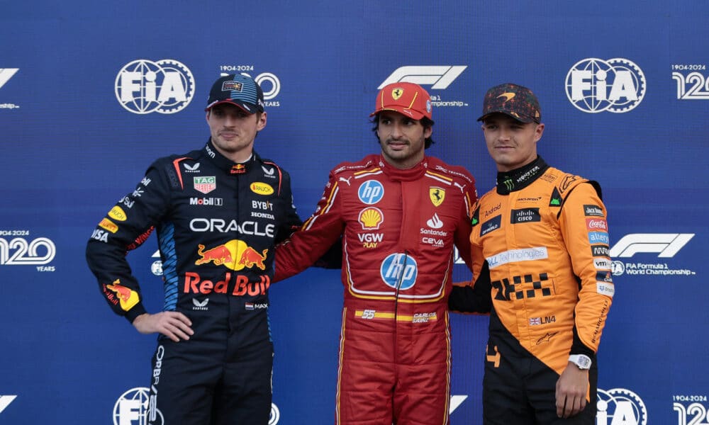 Los pilotos Max Verstappen (i) de Red Bull Racing, Carlos Sainz (c) de Ferrari y Lando Norris de McLaren, tras la calificación del Gran Premio de Fórmula 1, en el autódromo Hermanos Rodriguez de la Ciudad de México (México). EFE/José Méndez