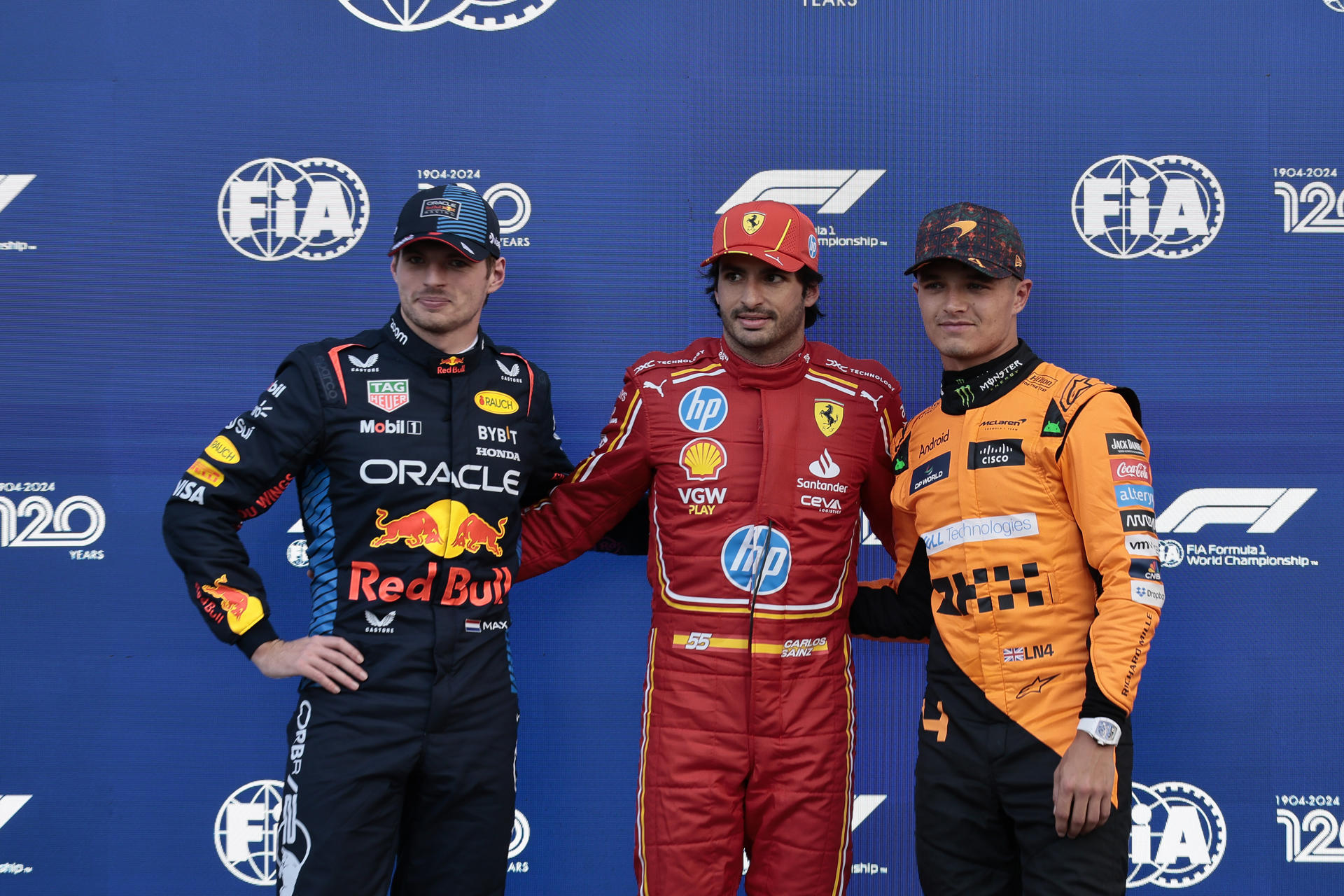 Los pilotos Max Verstappen (i) de Red Bull Racing, Carlos Sainz (c) de Ferrari y Lando Norris de McLaren, tras la calificación del Gran Premio de Fórmula 1, en el autódromo Hermanos Rodriguez de la Ciudad de México (México). EFE/José Méndez