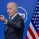 El presidente de Estados Unidos, Joe Biden, pronuncia un discurso sobre la respuesta federal al huracán Milton durante una sesión informativa desde el edificio de la Oficina Ejecutiva de Eisenhower en el campus de la Casa Blanca en Washington. EFE/EPA/SHAWN THEW