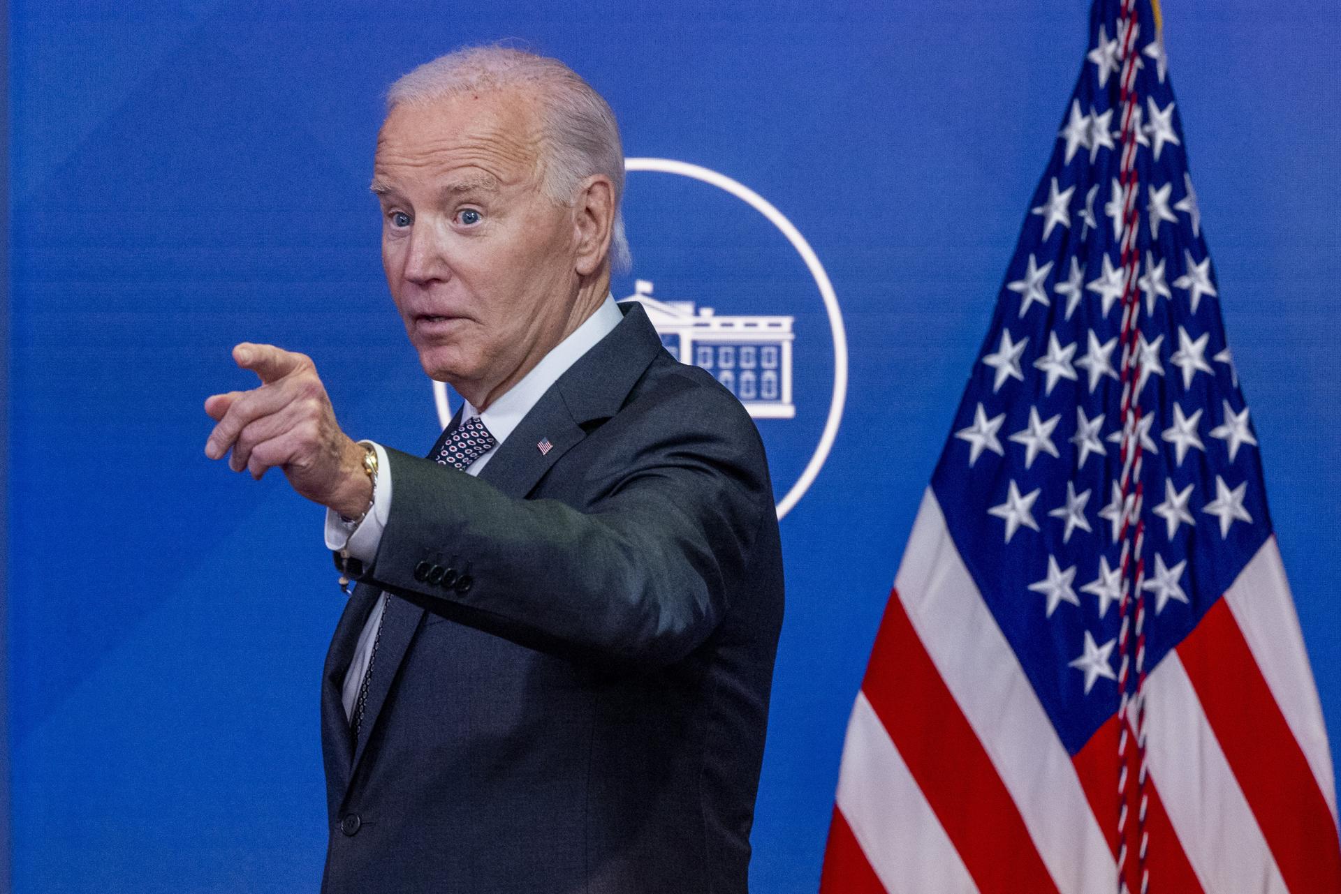 El presidente de Estados Unidos, Joe Biden, pronuncia un discurso sobre la respuesta federal al huracán Milton durante una sesión informativa desde el edificio de la Oficina Ejecutiva de Eisenhower en el campus de la Casa Blanca en Washington. EFE/EPA/SHAWN THEW