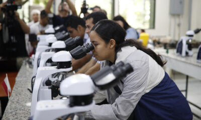 Estudiantes realizan pruebas de estudio de suelos en un laboratorio de geociencias, este miércoles en la Universidad de El Salvador (UES), en San Salvador (El Salvador). EFE/Rodrigo Sura