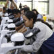 Estudiantes realizan pruebas de estudio de suelos en un laboratorio de geociencias, este miércoles en la Universidad de El Salvador (UES), en San Salvador (El Salvador). EFE/Rodrigo Sura