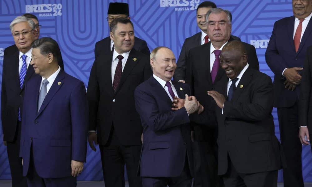 Los líderes del grupo de los BRICS, entre ellos el ruso Vladimir Putin en el centro, este jueves en Kazan. EFE/EPA/MAXIM SHIPENKOV