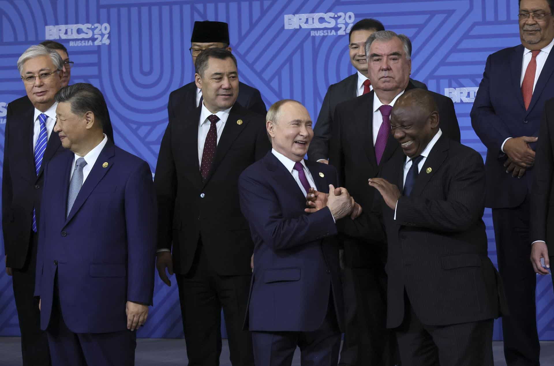 Los líderes del grupo de los BRICS, entre ellos el ruso Vladimir Putin en el centro, este jueves en Kazan. EFE/EPA/MAXIM SHIPENKOV