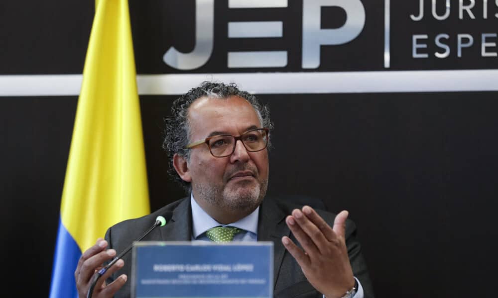 El presidente de la Jurisdicción Especial para la Paz (JEP), magistrado Roberto Vidal habla durante una rueda de prensa este lunes, en Bogotá (Colombia).EFE/ Carlos Ortega