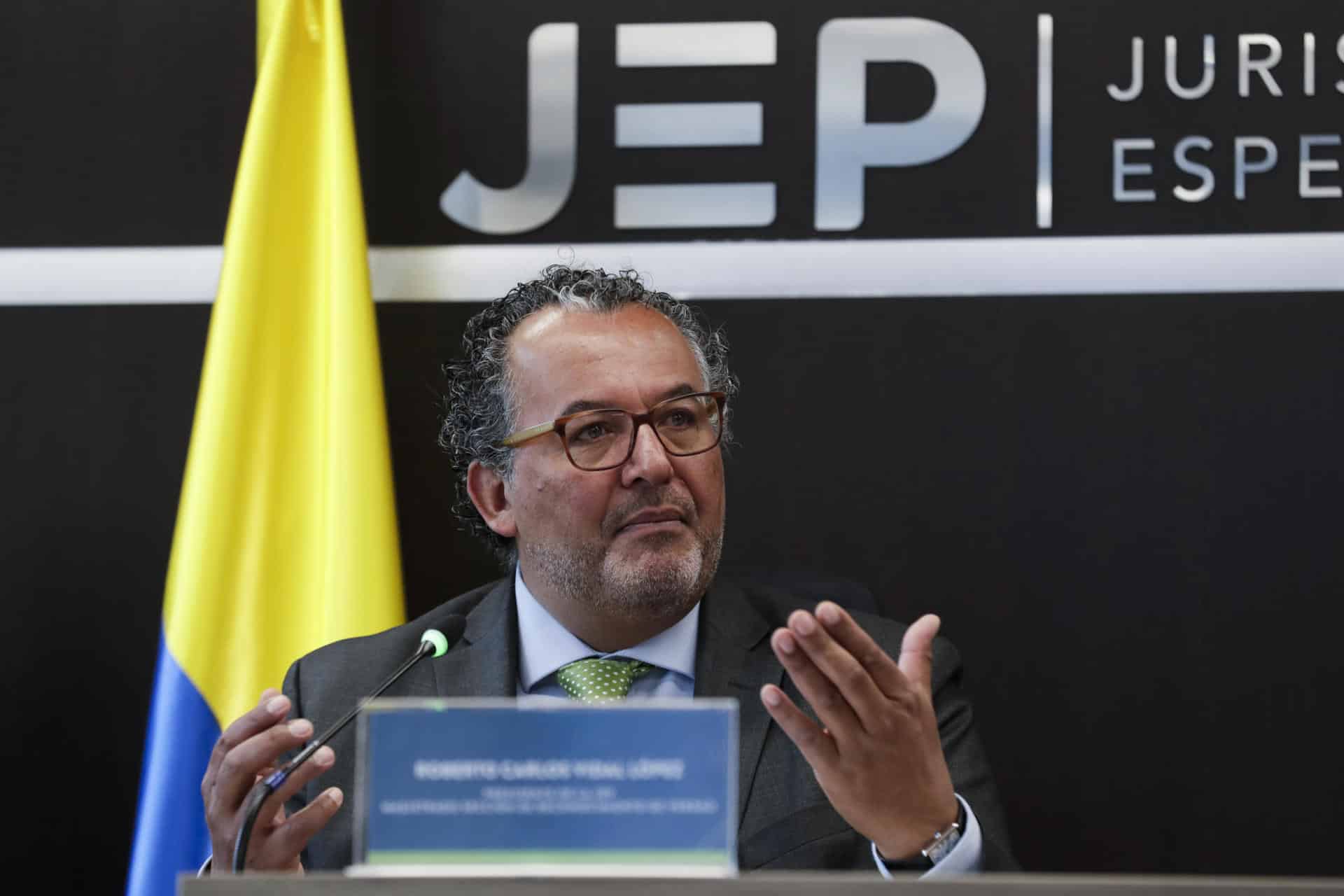 El presidente de la Jurisdicción Especial para la Paz (JEP), magistrado Roberto Vidal habla durante una rueda de prensa este lunes, en Bogotá (Colombia).EFE/ Carlos Ortega