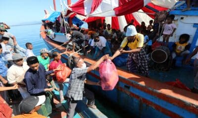 Vecinos entregan este miércoles alimentos y ayuda a un barco con unos 150 rohinyás, una perseguida minoría birmana, que llevan varados desde hace varios días frente a las costas de la provincia de Aceh del Sur en Indonesia. EFE/EPA/HOTLI SIMANJUNTAK