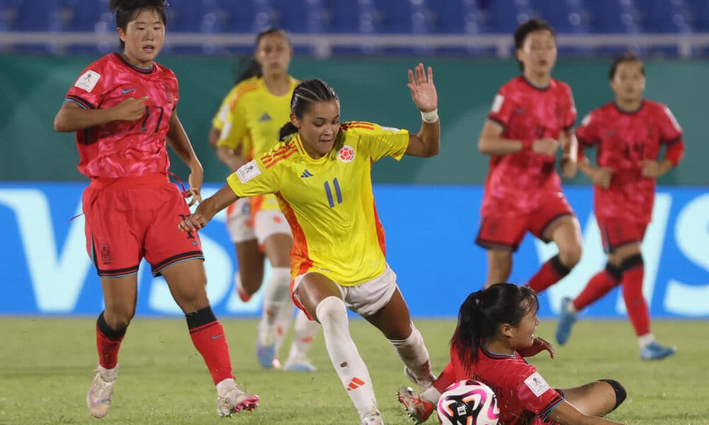 Jung Yujeong (abajo), de Corea del Sur, disputa el balón con Ella Martinez, de Colombia, en el estadio Olímpico Félix Sánchez de Santo Domingo. EFE/Orlando Barría