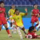 Jung Yujeong (abajo), de Corea del Sur, disputa el balón con Ella Martinez, de Colombia, en el estadio Olímpico Félix Sánchez de Santo Domingo. EFE/Orlando Barría