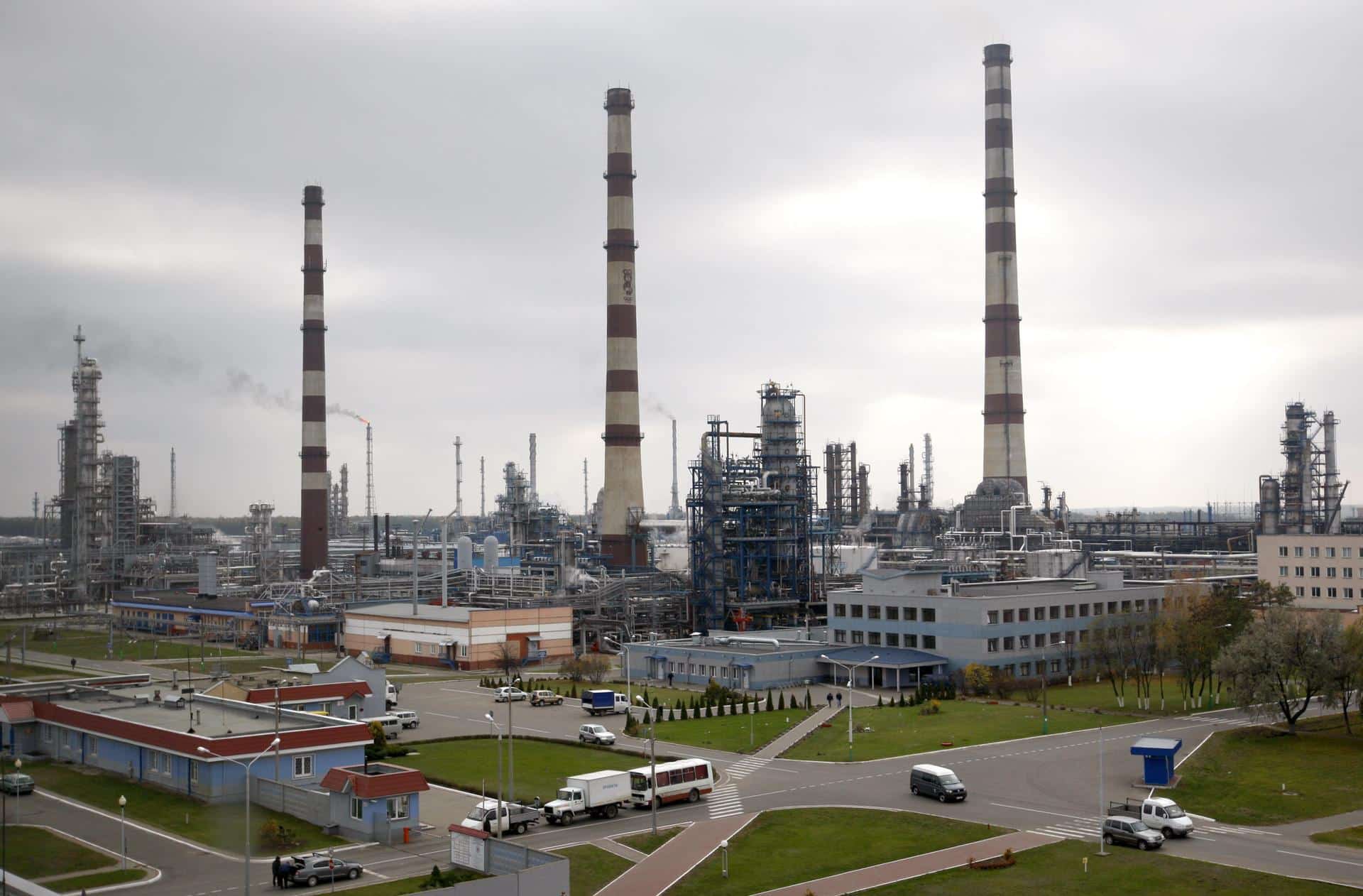 En la imagen de archivo, vista general de una refinería a unos 300 km de Minsk (Bielorrusia). EFE/TATYANA ZENKOVICH