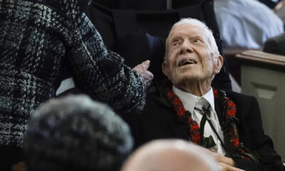 Fotografía de archivo del 20 de noviembre 2023 del expresidente estadounidense Jimmy Carter, saludando a algunas personas a la salida del funeral de su esposa, la ex primera dama Rosalynn Carter, en la iglesia baptista de Maranatha, en Plains, Georgia, (Estados Unidos). EFE/EPA Alex Brandon / Pool ARCHIVO