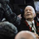 Fotografía de archivo del 20 de noviembre 2023 del expresidente estadounidense Jimmy Carter, saludando a algunas personas a la salida del funeral de su esposa, la ex primera dama Rosalynn Carter, en la iglesia baptista de Maranatha, en Plains, Georgia, (Estados Unidos). EFE/EPA Alex Brandon / Pool ARCHIVO