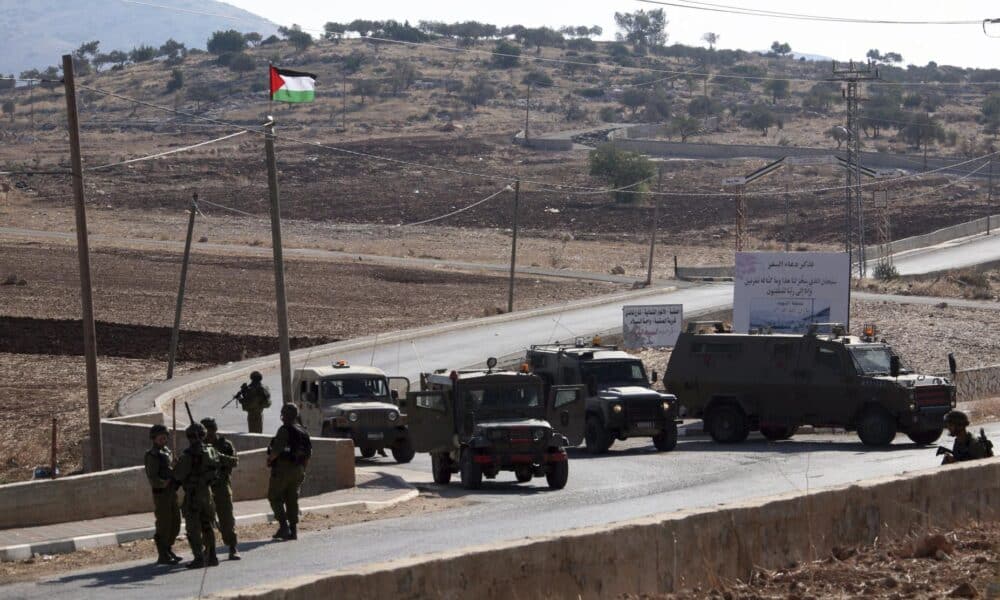 Foto de archivo de tropas israelíes en una carretera en Tubas, en Cisjordania ocupada.. EFE/Alaa Badarneh