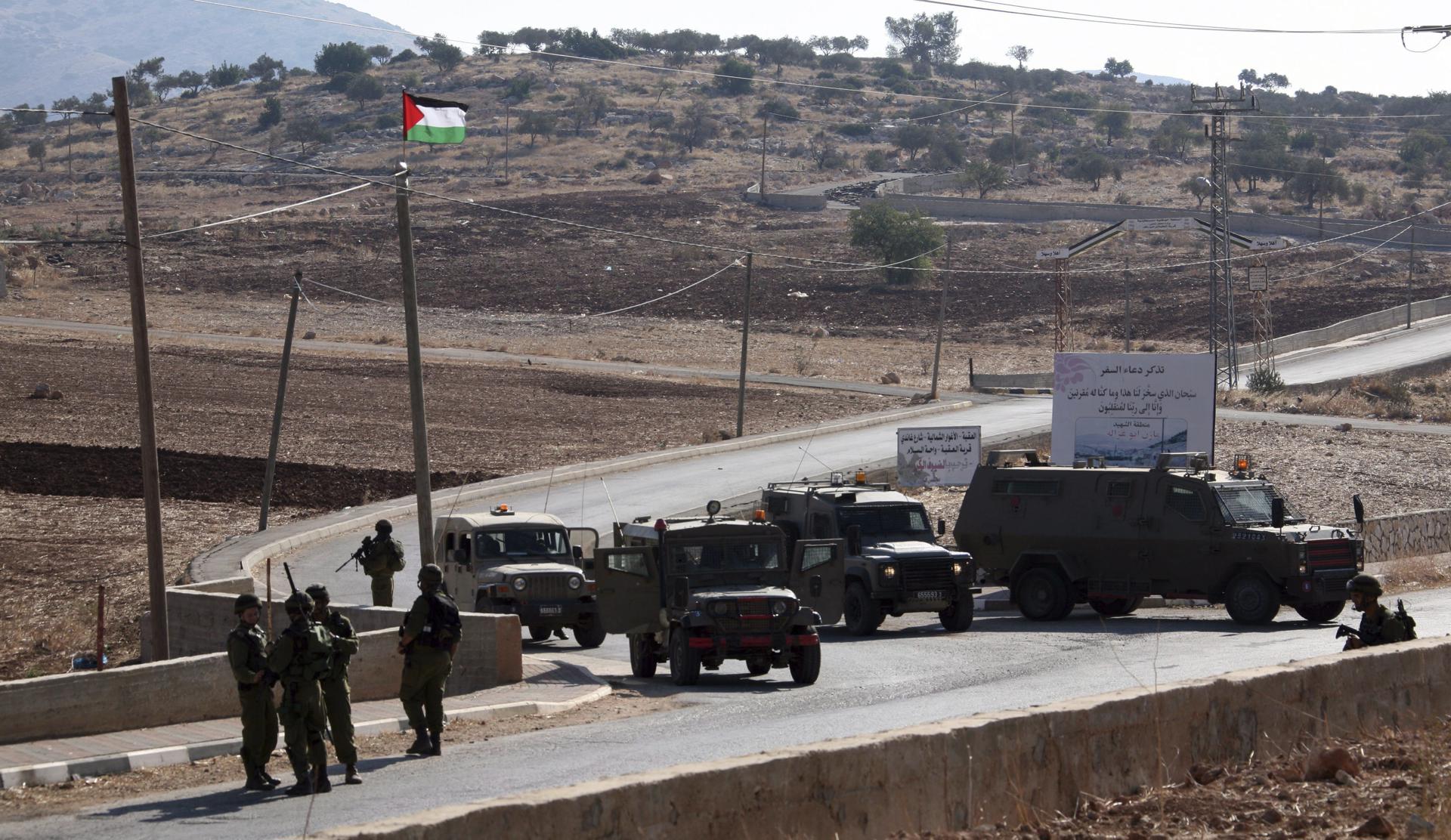 Foto de archivo de tropas israelíes en una carretera en Tubas, en Cisjordania ocupada.. EFE/Alaa Badarneh