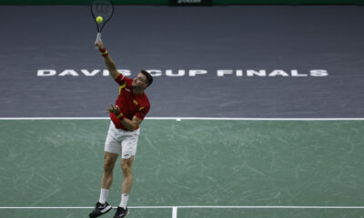 El tenista Pedro Martínez sirve ante el australiano Alexei Popyrin durante un partido de la manga por la primera plaza del Grupo B de la Fase Final de la Copa Davis que se disputó en Valencia. EFE/ Biel Aliño