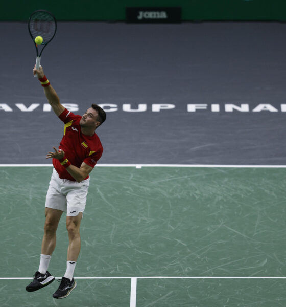 El tenista Pedro Martínez sirve ante el australiano Alexei Popyrin durante un partido de la manga por la primera plaza del Grupo B de la Fase Final de la Copa Davis que se disputó en Valencia. EFE/ Biel Aliño