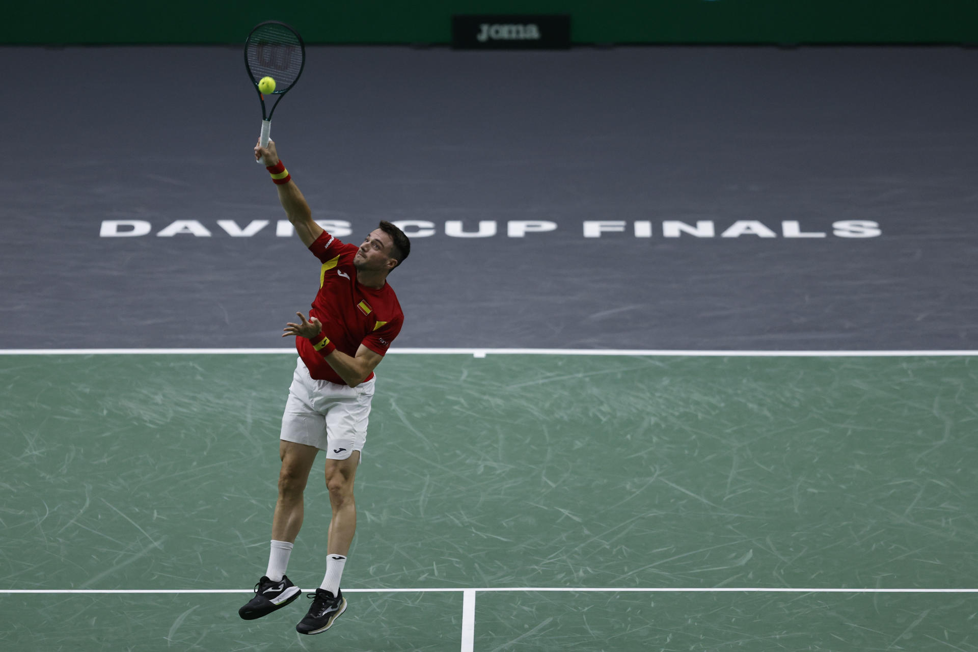 El tenista Pedro Martínez sirve ante el australiano Alexei Popyrin durante un partido de la manga por la primera plaza del Grupo B de la Fase Final de la Copa Davis que se disputó en Valencia. EFE/ Biel Aliño