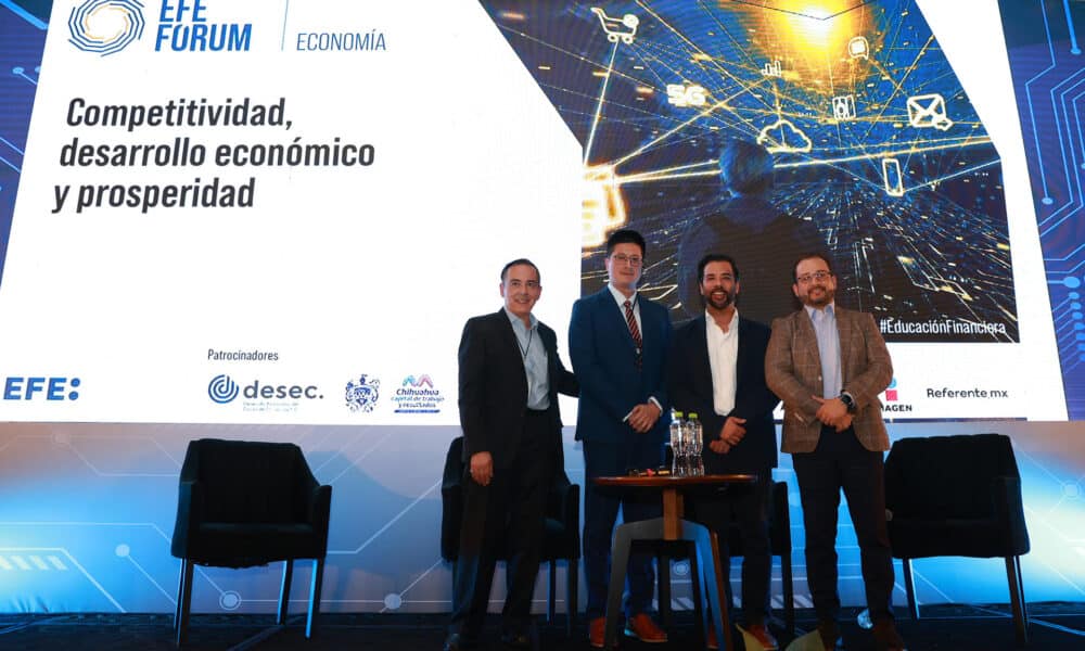 Desde la izquierda, el moderador, Jonathan Gonzalez; el líder del Instituto de Investigación de Tecnología Industrial de Taiwan, Tony Lin; el presidente de IDEX Chihuahua, René Espinosa; y el secretario de Innovación y Desarrollo Económico del Gobierno de Chihuahua, Ulises Fernández posan durante el foro Competitividad desarrollo económico y Prosperidad, en Chihuahua (México). EFE/ Alex Cruz