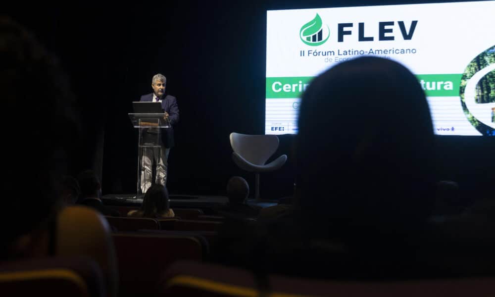 El presidente de la Agencia EFE, Miguel Ángel Oliver, habla durante la apertura del II Foro Latinoamericano de Economía Verde, este martes, en São Paulo (Brasil). EFE/ Isaac Fontana