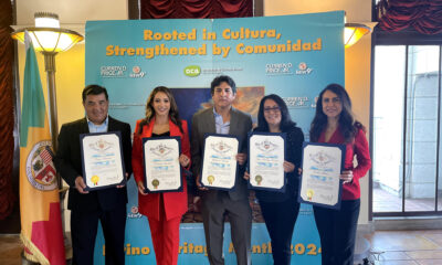 Fotografía cedida por Gabriela Barrera donde aparecen los periodistas desde la izquierda, el mexicano Jorge Macias, la ecuatoriana Viviana Sarrade, el peruano Roberto Ticona, la colombiana Ana Milena Varón, y la mexicana Erika Flores, posando con sus certificados de reconocimiento ofrecido por el Ayuntamiento de Los Ángeles, California. EFE/ Gabriela Barrera  /SOLO USO EDITORIAL /NO VENTAS /SOLO DISPONIBLE PARA ILUSTRAR LA NOTICIA QUE ACOMPAÑA /CRÉDITO OBLIGATORIO