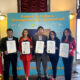 Fotografía cedida por Gabriela Barrera donde aparecen los periodistas desde la izquierda, el mexicano Jorge Macias, la ecuatoriana Viviana Sarrade, el peruano Roberto Ticona, la colombiana Ana Milena Varón, y la mexicana Erika Flores, posando con sus certificados de reconocimiento ofrecido por el Ayuntamiento de Los Ángeles, California. EFE/ Gabriela Barrera  /SOLO USO EDITORIAL /NO VENTAS /SOLO DISPONIBLE PARA ILUSTRAR LA NOTICIA QUE ACOMPAÑA /CRÉDITO OBLIGATORIO