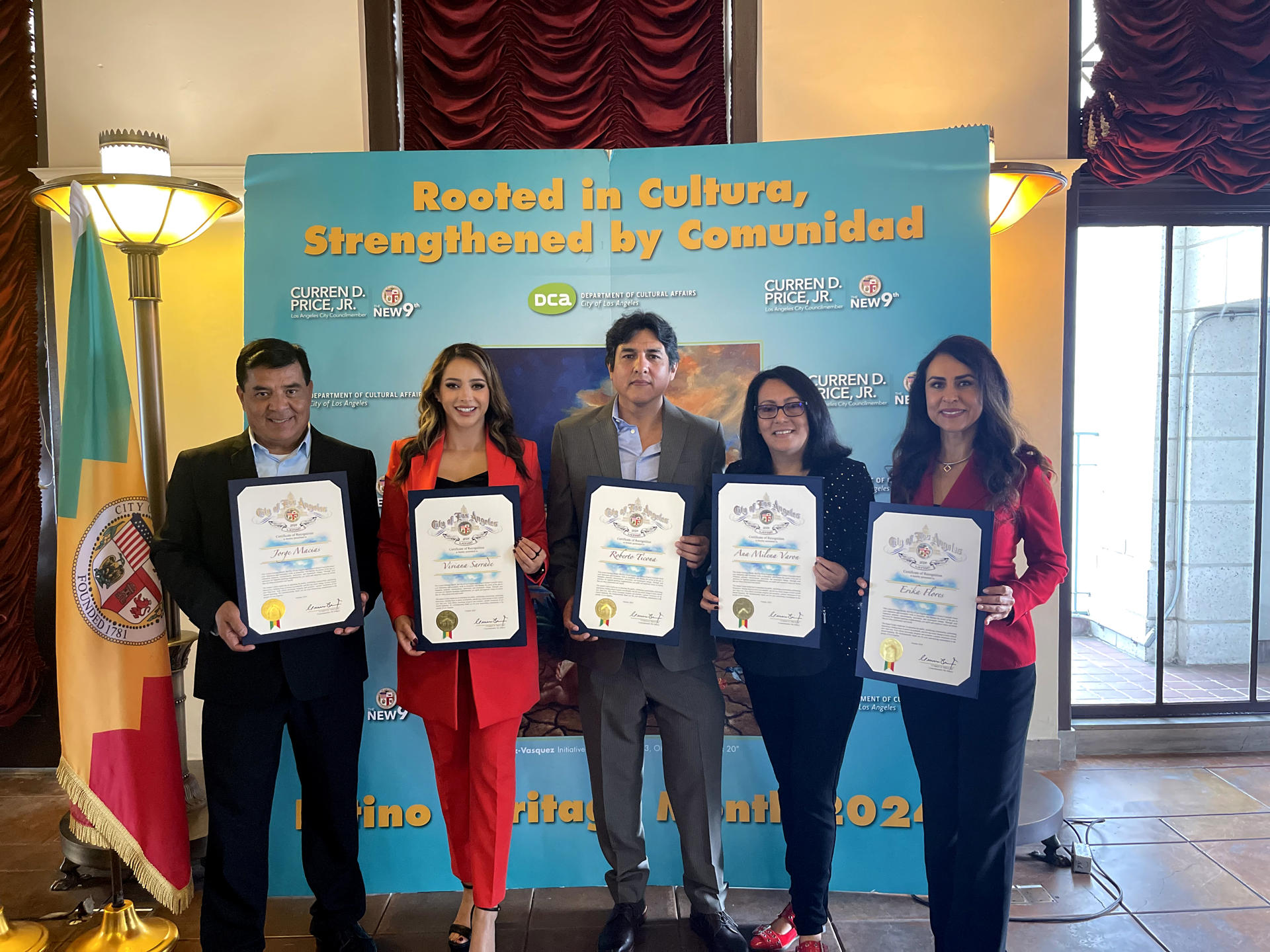 Fotografía cedida por Gabriela Barrera donde aparecen los periodistas desde la izquierda, el mexicano Jorge Macias, la ecuatoriana Viviana Sarrade, el peruano Roberto Ticona, la colombiana Ana Milena Varón, y la mexicana Erika Flores, posando con sus certificados de reconocimiento ofrecido por el Ayuntamiento de Los Ángeles, California. EFE/ Gabriela Barrera  /SOLO USO EDITORIAL /NO VENTAS /SOLO DISPONIBLE PARA ILUSTRAR LA NOTICIA QUE ACOMPAÑA /CRÉDITO OBLIGATORIO