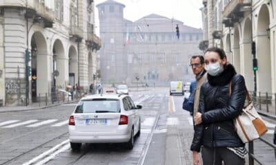 Una mujer protege sus rostro mientras camina por una calle de Turín (Italia). Archivo EFE/Alessandro Di Marco